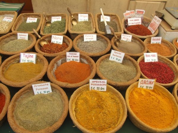Mercado provenzal en Aix-en-Provence, ideal para descubrir la gastronomía local