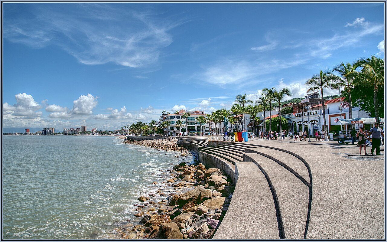 Tours y visitas guiadas en Puerto Vallarta: recorrido por el malecón y la Zona Romántica.