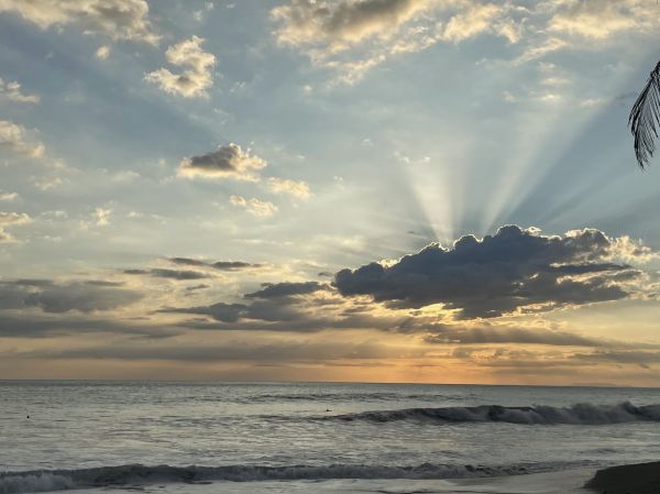 Atardecer sobre el Golfo de Nicoya, uno de los grandes atractivos de qué ver en Puntarenas