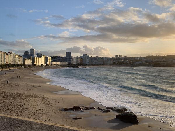 La playa de Riazor y el paseo marítimo, imprescindibles en cualquier itinerario por La Coruña.