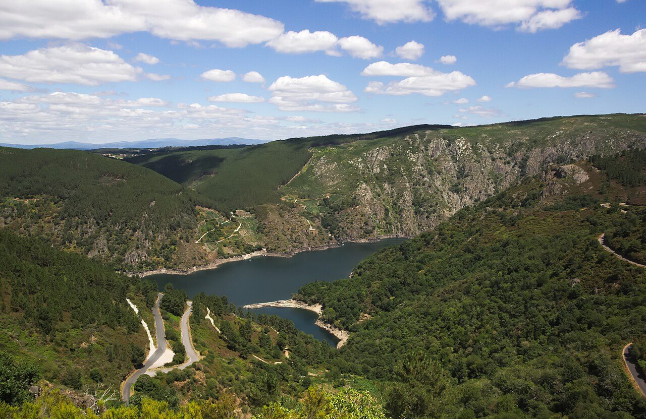 Viñedos en bancales sobre el río Sil, imprescindibles de qué ver en Quiroga