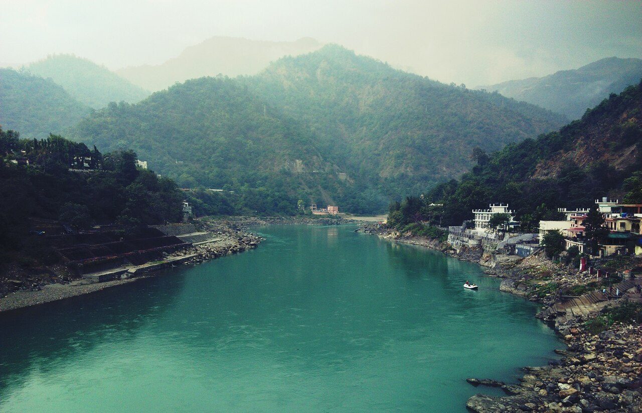 Qué ver en Rishikesh: el Ganges a su paso por la ciudad, puerta del Himalaya