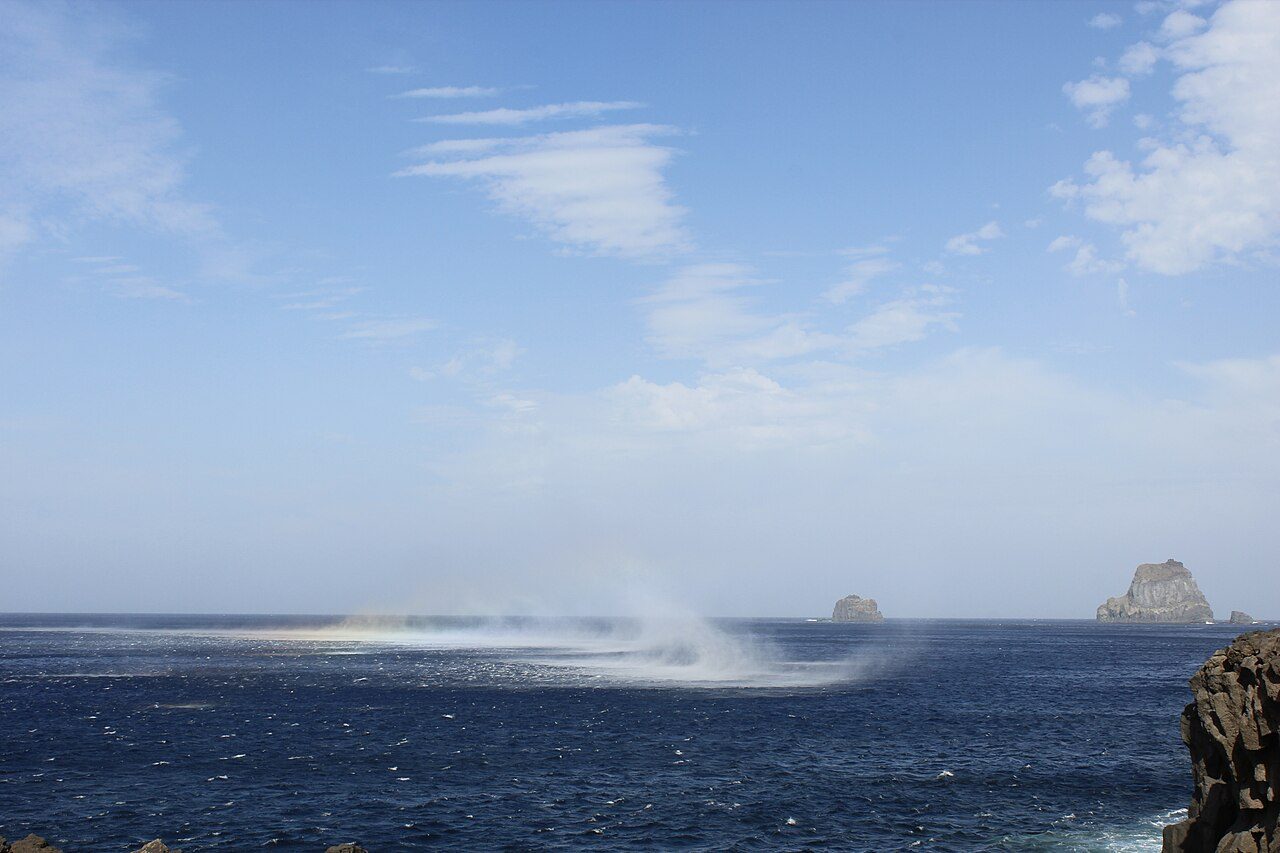 Los Roques de Salmor presidiendo el Valle del Golfo, una imagen imprescindible de El Hierro