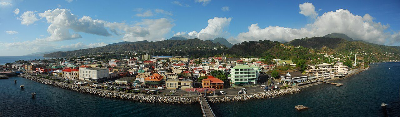 Vista de Roseau, la capital de Dominica, punto de partida ideal para explorar la isla