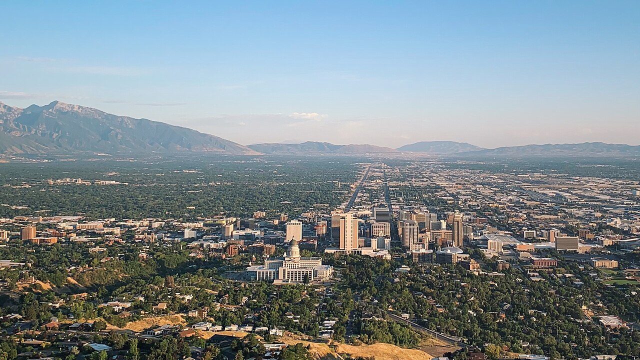 Vistas de Salt Lake City con las montañas de fondo, uno de los grandes atractivos de qué ver en Salt Lake City