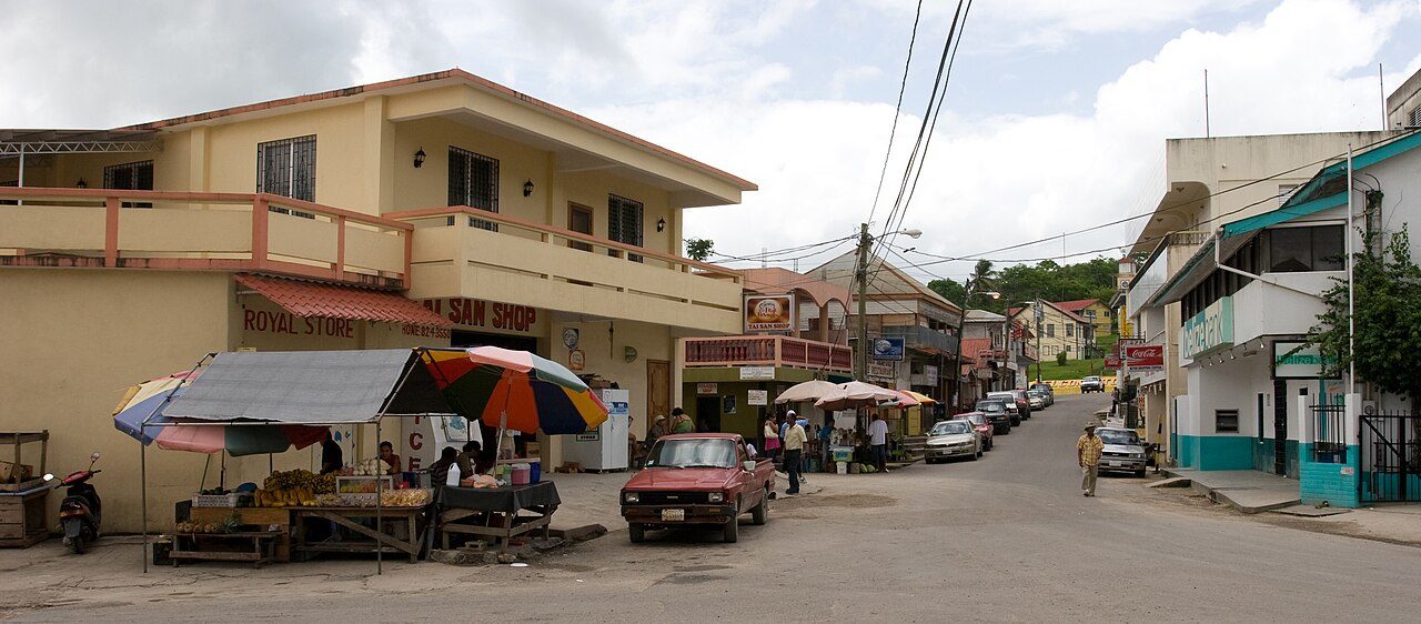 Las coloridas calles del pueblo de San Ignacio, punto de partida para descubrir qué ver en Belice interior
