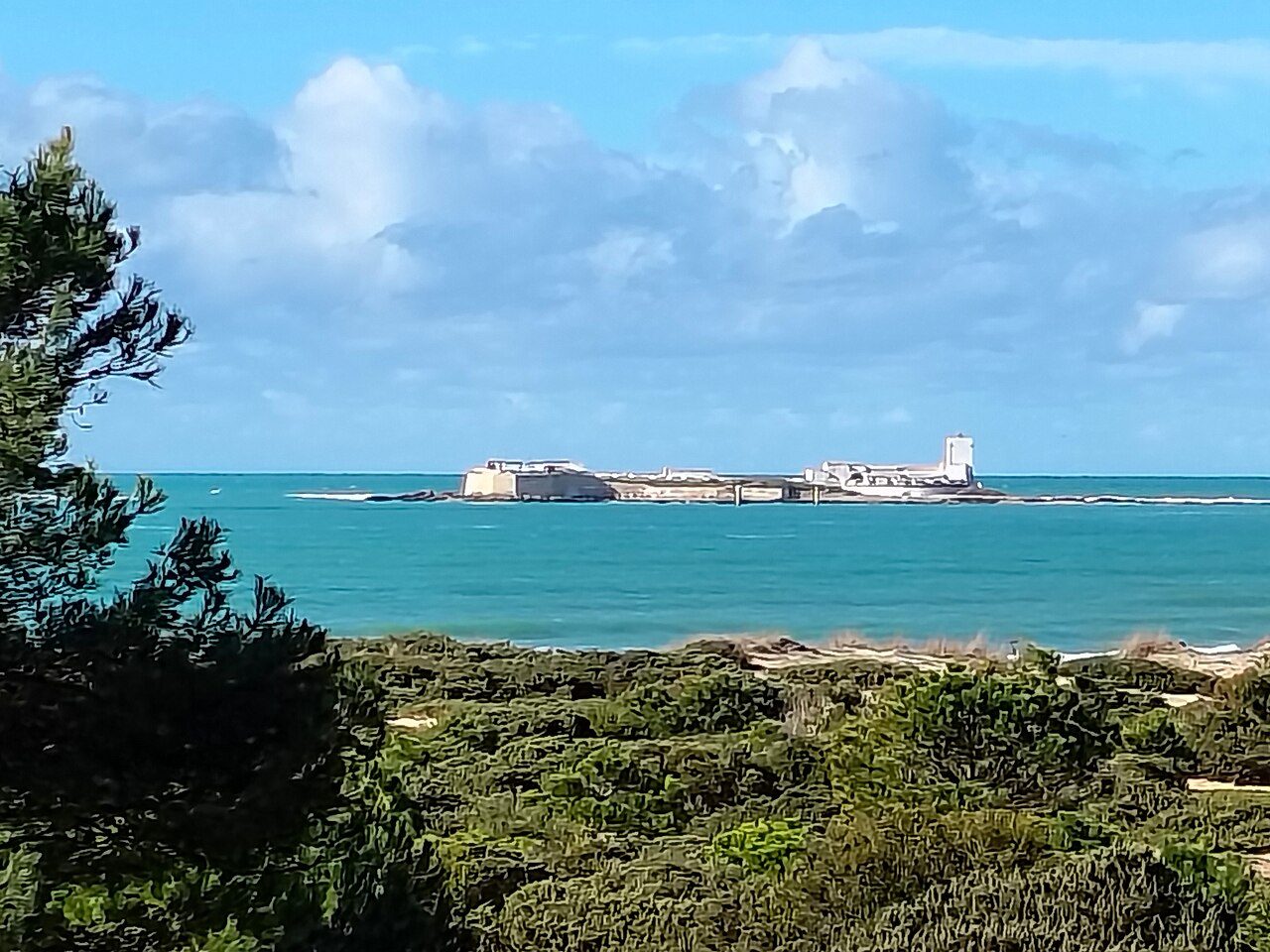 Vista del islote con el Castillo de Sancti Petri, imprescindible que ver en Sancti Petri