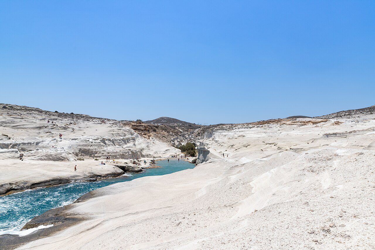 El paisaje lunar de Sarakiniko, una de las playas más impresionantes que ver en Milos
