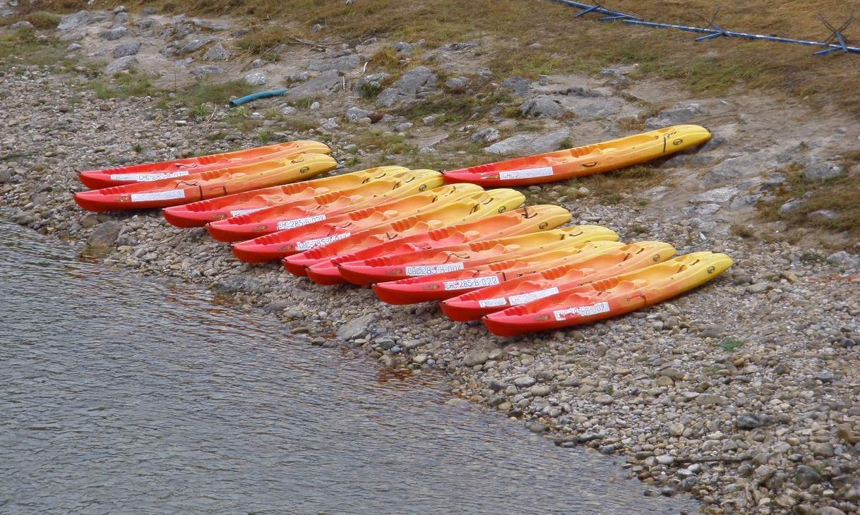 El río Sella a su paso por Arriondas, punto de partida para descubrir qué ver en Arriondas