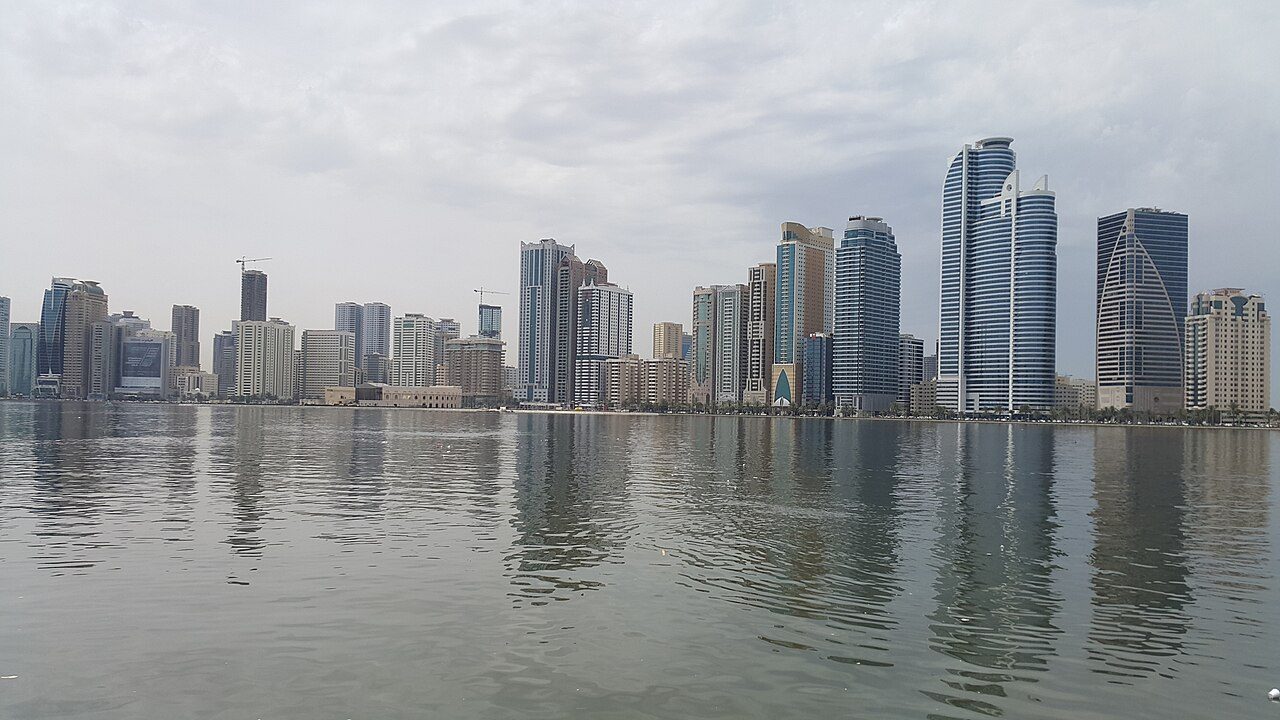 Vista panorámica de la ciudad, un buen comienzo para saber qué ver en Sharjah
