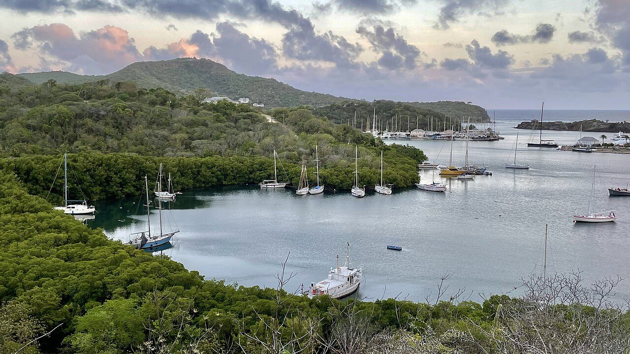 Vistas del English Harbour desde el mirador de Shirley Heights, cerca de Saint John