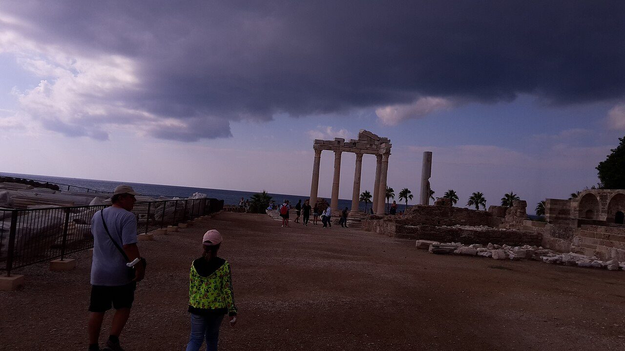 Panorámica de Side, ciudad histórica junto al Mediterráneo turco
