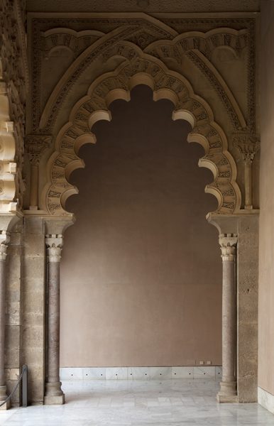 Patio y arquerías del Palacio de la Aljafería, joya que no falta en qué ver en Zaragoza