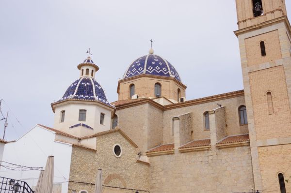 La cúpula azul de la iglesia, el gran icono que ver en Altea