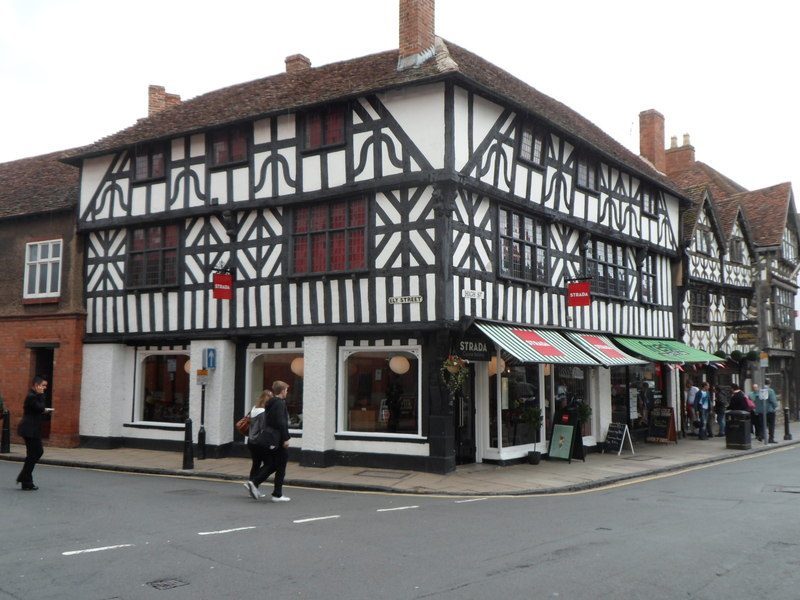 Calles de casas Tudor en Stratford Upon Avon, el pueblo de Shakespeare