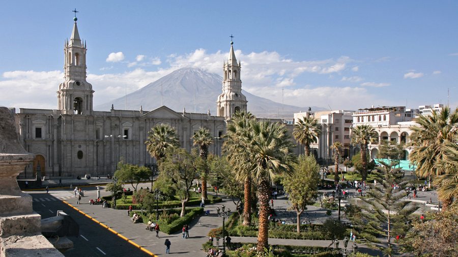 Vista de la Plaza de Armas de Arequipa con el volcán Misti al fondo