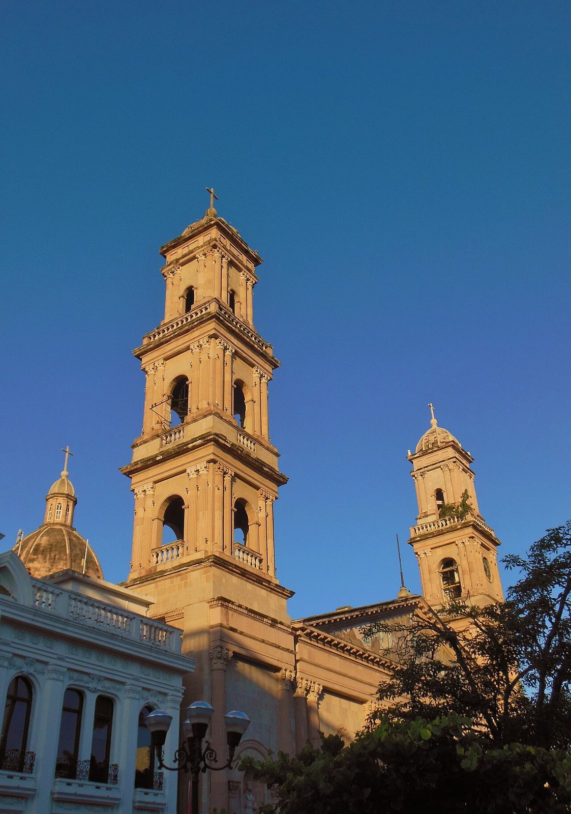 Tours y visitas guiadas en Tampico por el centro histórico y su arquitectura art déco.