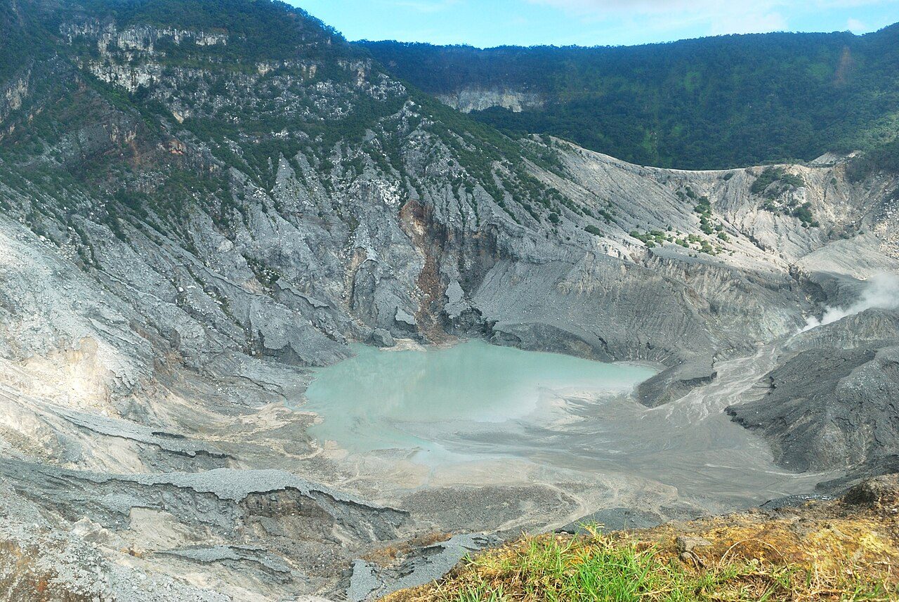 El cráter humeante del Tangkuban Perahu, parada clásica al visitar Bandung