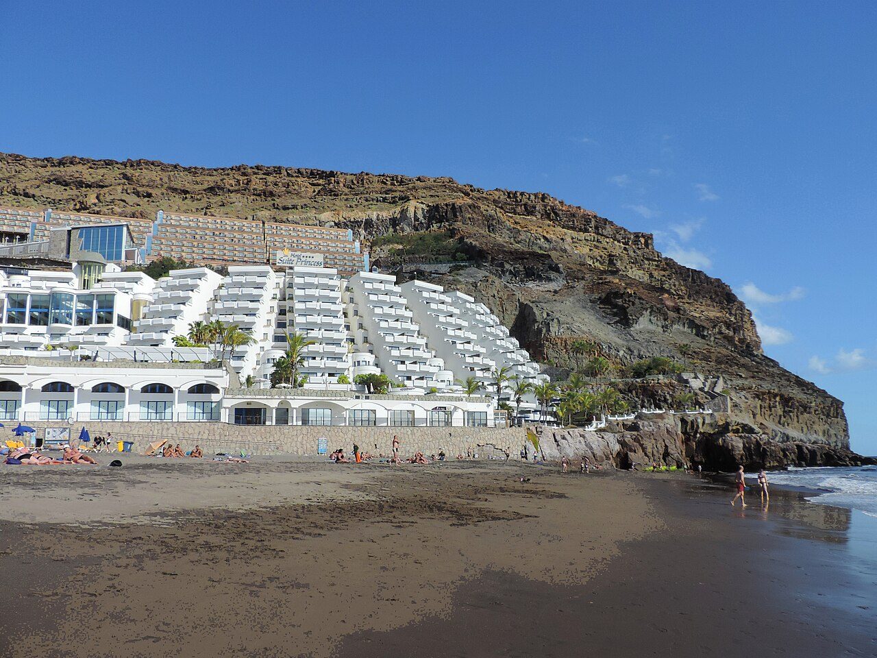 La playa de arena volcánica es lo primero que ver en Taurito