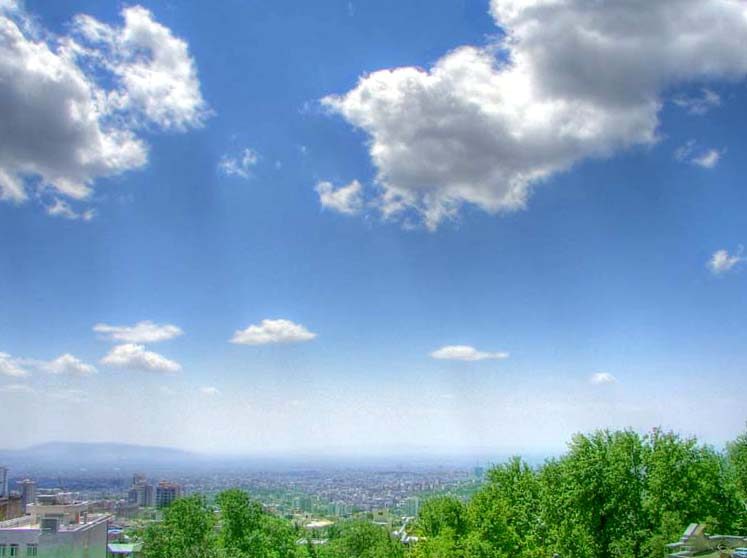 Vistas de Teherán con las montañas Alborz al fondo, punto de partida para descubrir qué ver en Teherán