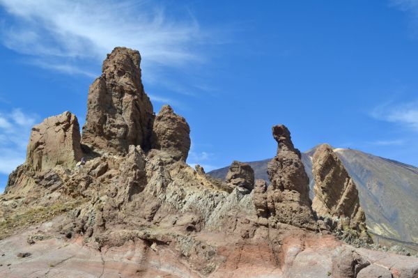El paisaje volcánico que ver en Las Cañadas del Teide impresiona nada más entrar al parque