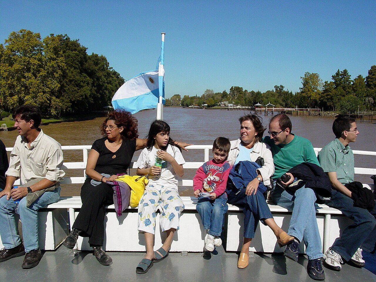 Cruceros y barcos en Tigre navegando entre los canales del Delta del Paraná.