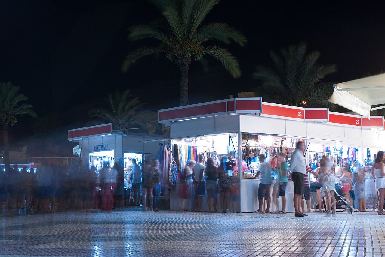 Paseo marítimo de Torre del Mar, uno de los imprescindibles que ver en la Axarquía