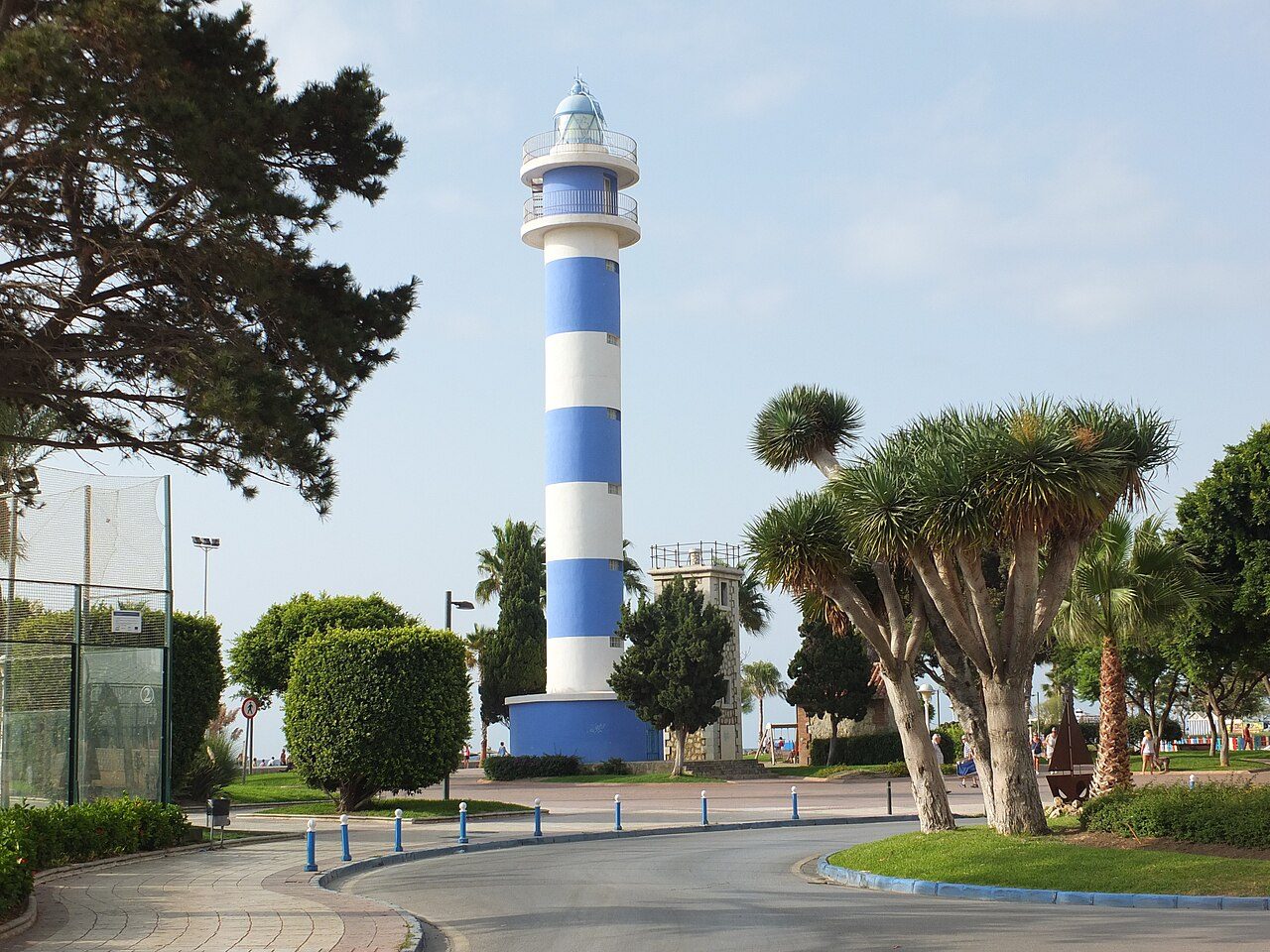 El faro es una de las estampas clásicas que ver en Torre del Mar