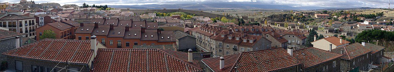 Calles empedradas del casco histórico, ideales para tu itinerario por Ávila