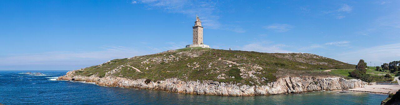 La Torre de Hércules, el faro romano en activo más antiguo del mundo, vela sobre La Coruña.