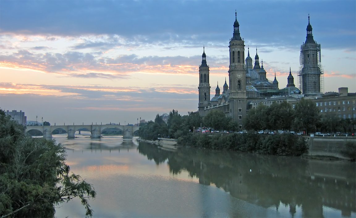 Vista clásica de la Basílica del Pilar sobre el Ebro, imagen imprescindible de qué ver en Zaragoza