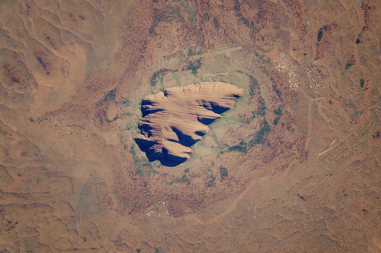 La carretera hacia Yulara atraviesa el desierto rojo del Centro de Australia