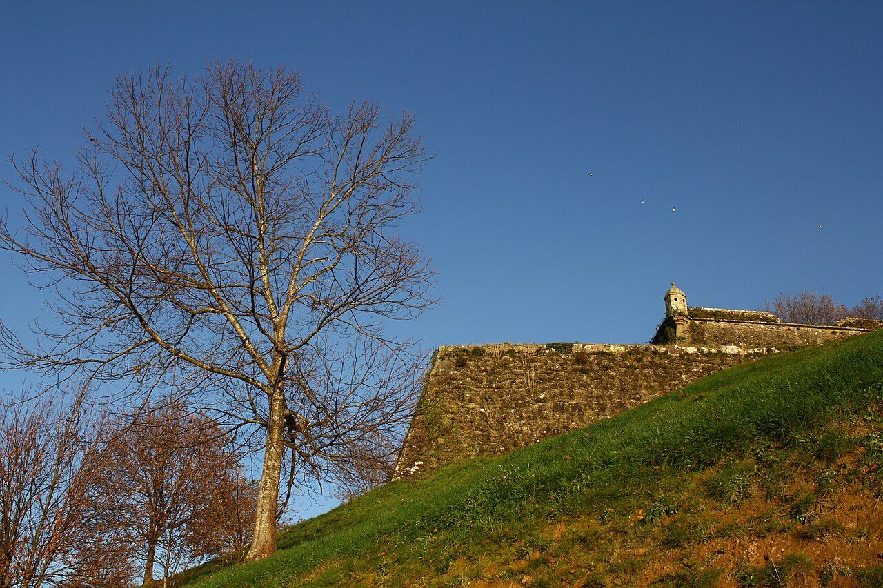 Vistas de la fortaleza de Valença do Minho desde el río Miño