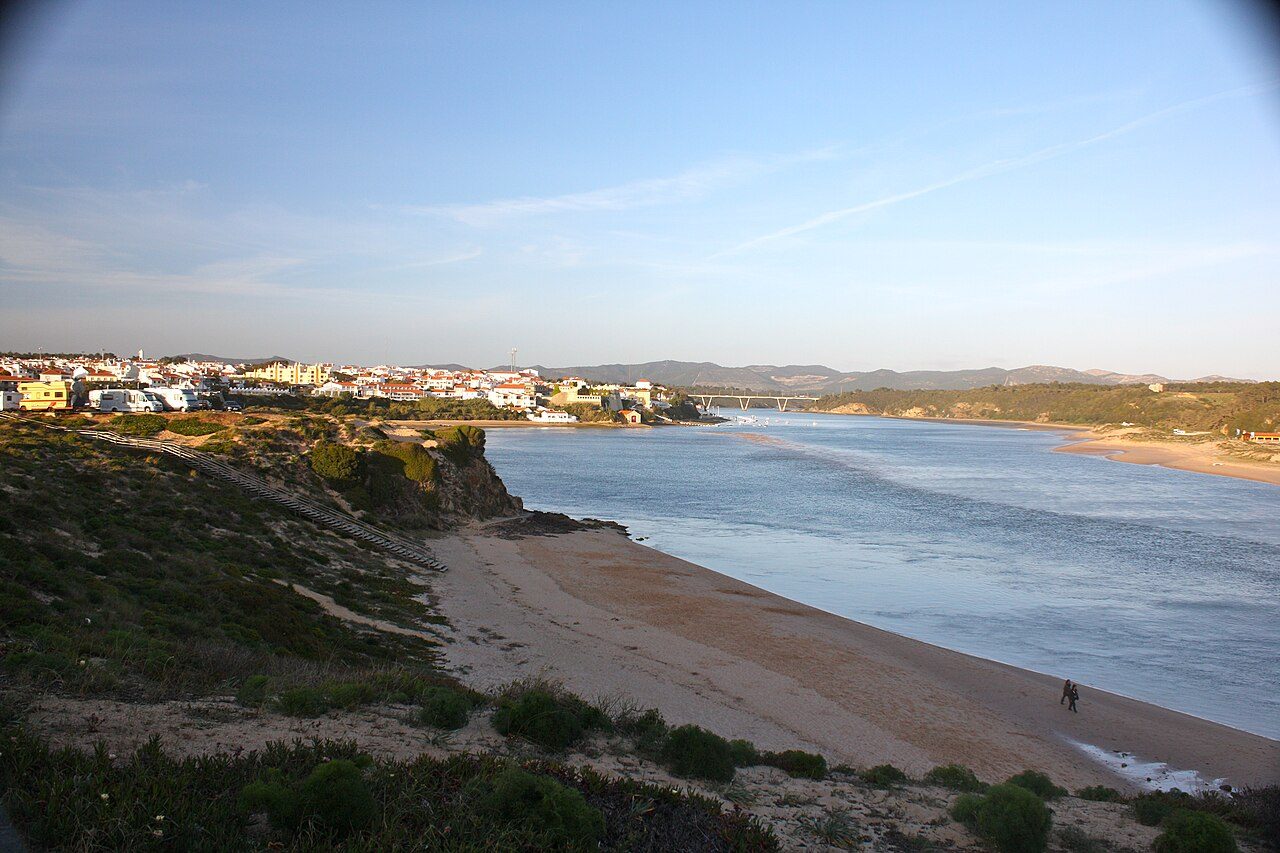 Desembocadura del río Mira, una de las estampas clave de qué ver en Vila Nova de Milfontes
