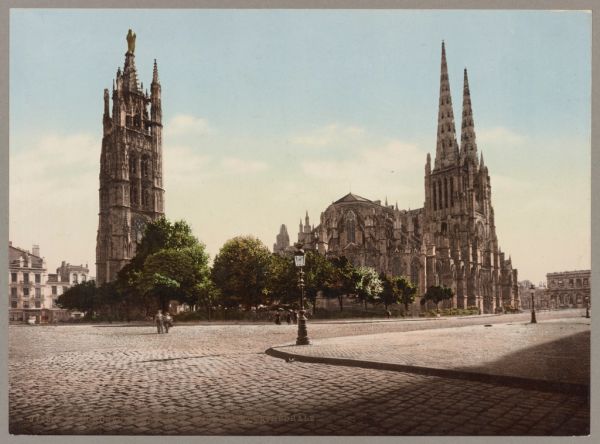 La Plaza de la Bolsa y su espejo de agua, una de las estampas imprescindibles que ver en Burdeos.
