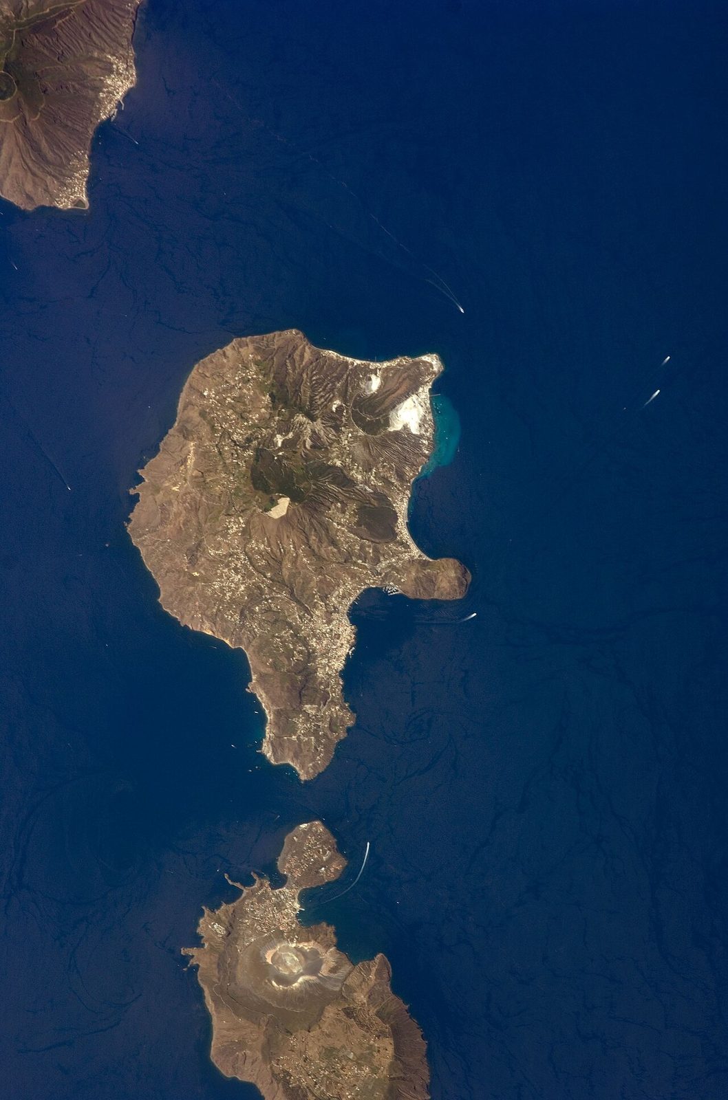 Playa de arena negra volcánica, una de las estampas más bonitas que ver en Vulcano