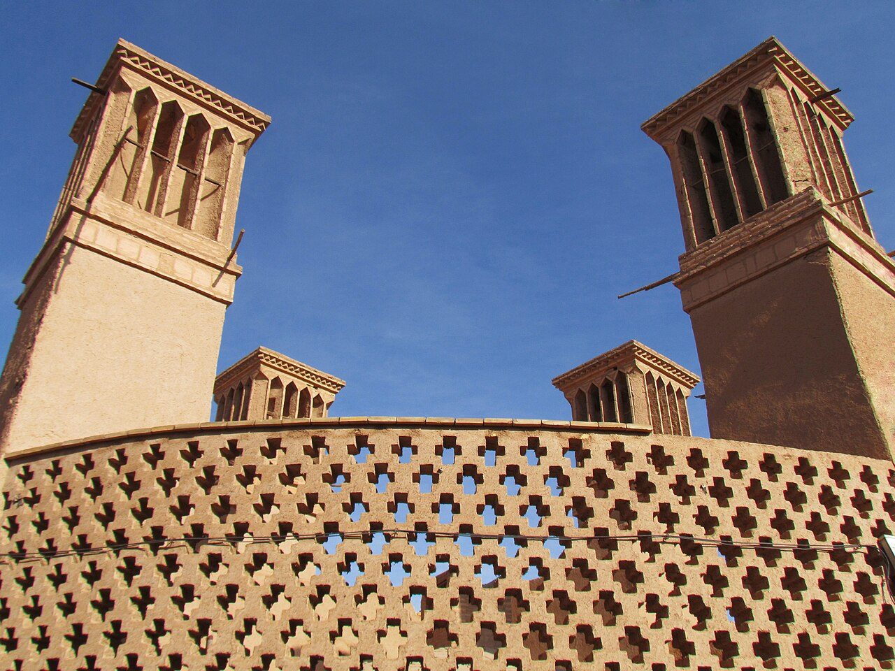 Qué ver en Yazd: las torres del viento sobre el casco antiguo de adobe