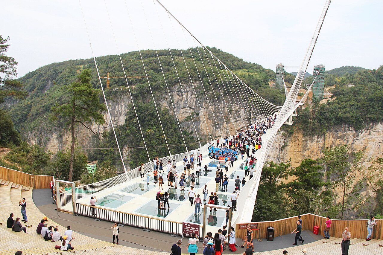 El Puente de Cristal del Gran Cañón de Zhangjiajie, una de las visitas más impactantes