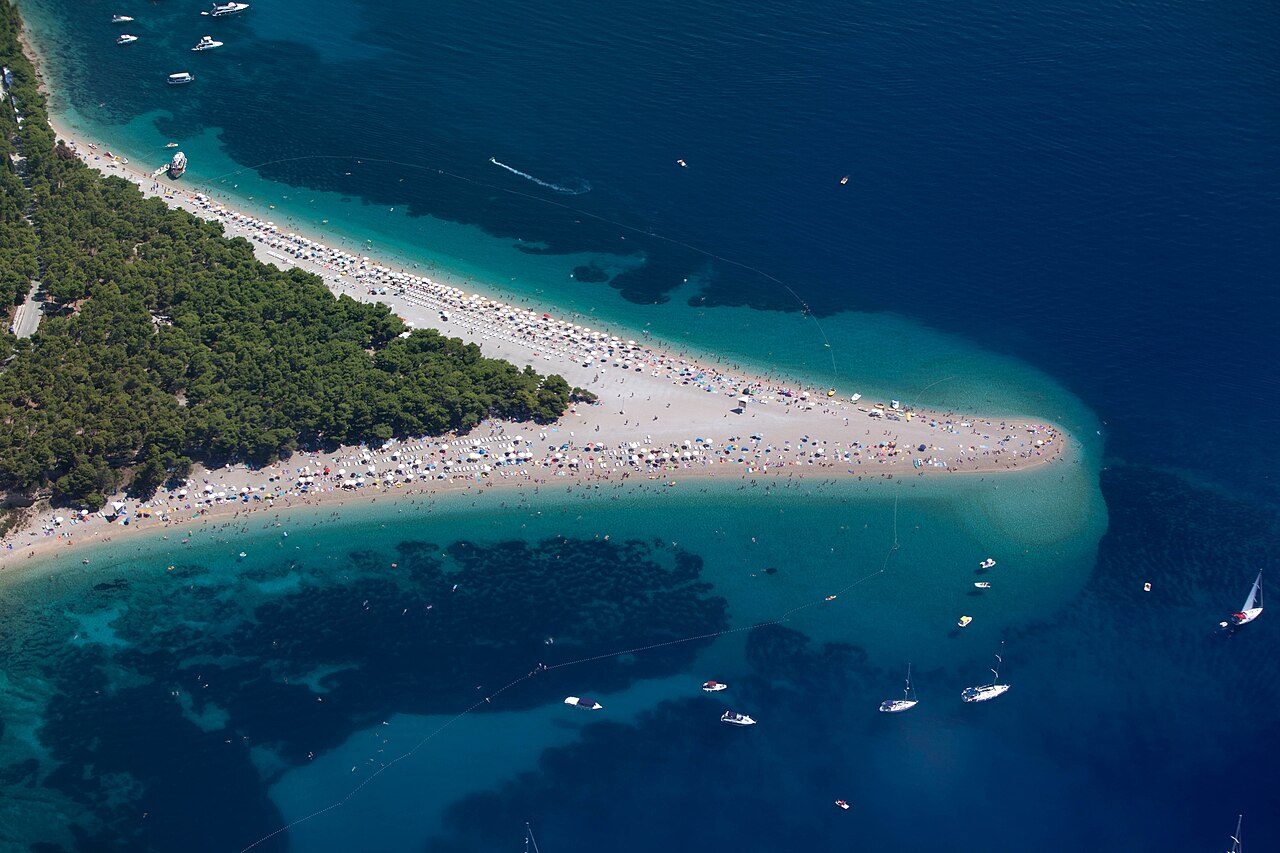 La playa Zlatni Rat, el imprescindible que ver en Brac por excelencia