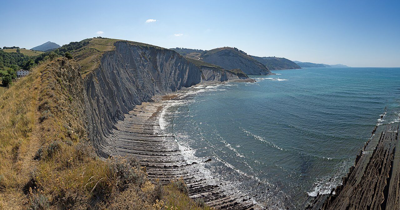 Los acantilados del Flysch de Zumaia, el arranque de la ruta por la costa de Gipuzkoa.
