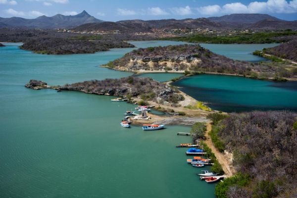 Lanchas listas para zarpar hacia San Blas desde Puerto de Carti