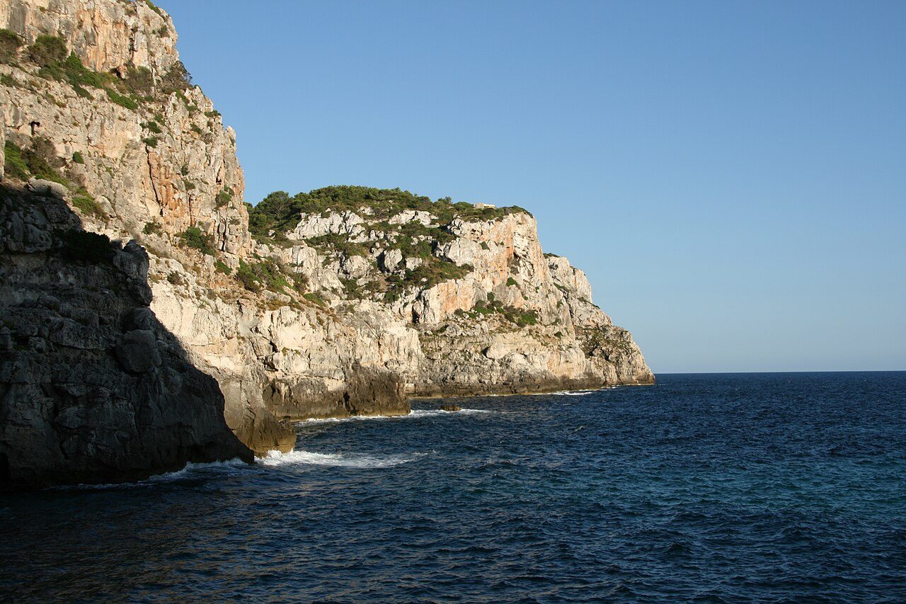 Excursión en barco por las calas del sur de Menorca, un imprescindible que ver en Cala en Bosch