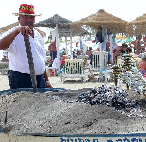 Los espetos en la playa, un plan económico y típico de Torre del Mar