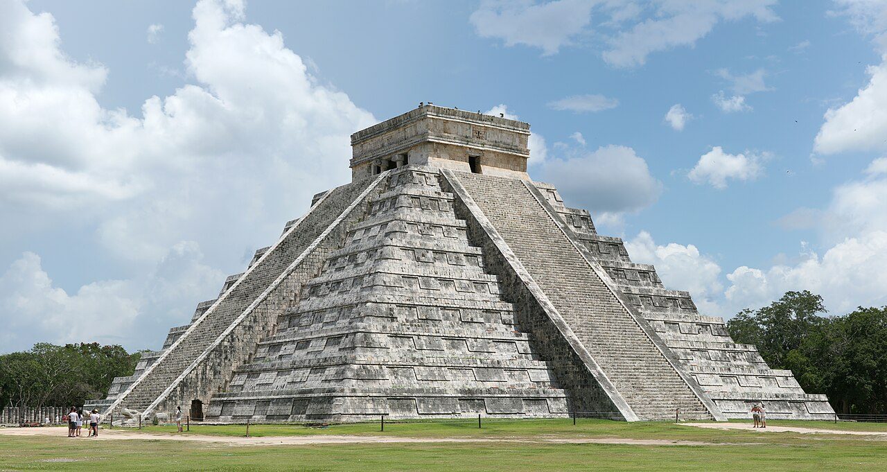La Pirámide de Kukulkán, el gran imprescindible que ver en Chichén Itzá