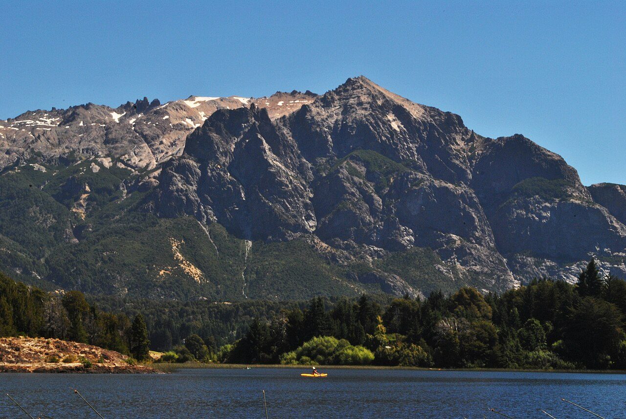 El kayak es una de las mejores formas de disfrutar los lagos cerca de San Martín de los Andes