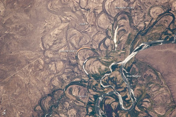 El kayak es una de las mejores formas de disfrutar los lagos cerca de San Martín de los Andes