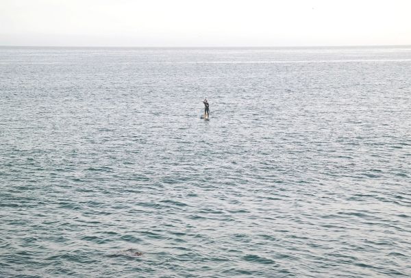 Paddle surf en Patos, uno de los planes acuáticos de qué ver en Nigrán