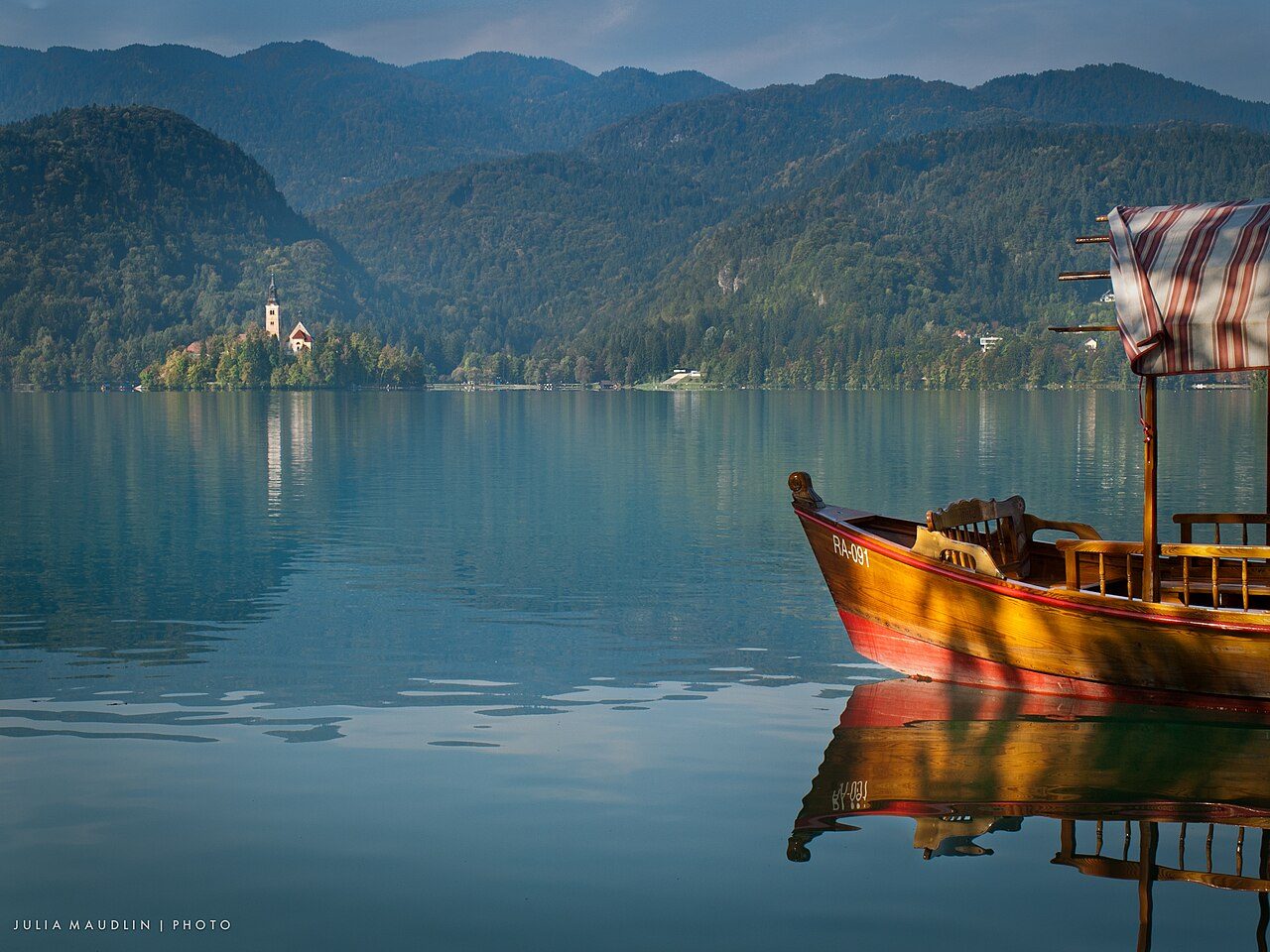 Las pletnas tradicionales cruzando hasta la isla de Bled