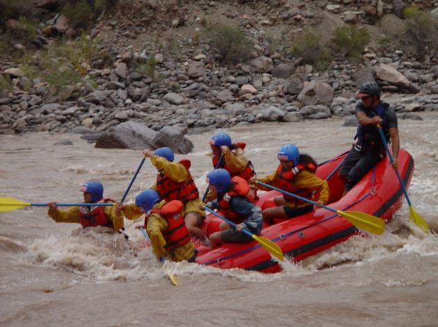 El rafting por el río Mendoza, una de las actividades imprescindibles en Potrerillos
