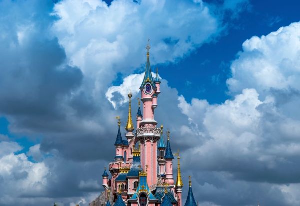 La entrada al Parque Disneyland, punto de partida de tu visita a Disneyland Paris.